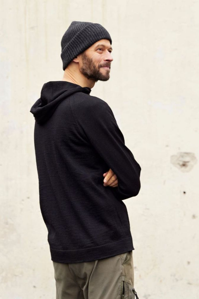 Alpakkahuppari suojaa selkää pituutensa ansiosta